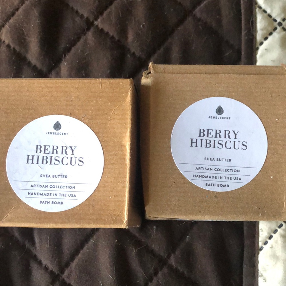 Brand new Berry Hibiscus jewelry bath bomb Jewelscent